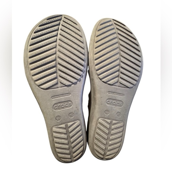 CROCS Women’s Sanrah Sandals Thong Flip Flops Sz 10 Ergonomic Beveled Medallion - Picture 4 of 10